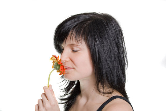 Frau riecht an Blume