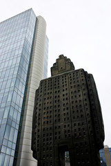 Statue devant un building