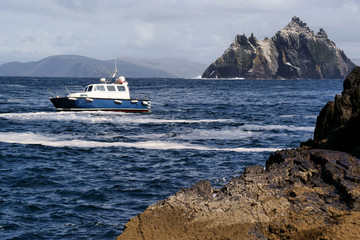 Obraz premium Boat in Dramatic Scenery