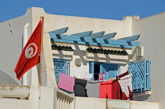 Linge et drapeau au balcon - Tunisie