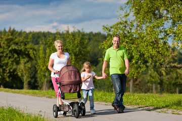 Familie mit Kindern auf Spaziergang