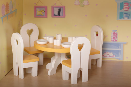 salle à manger de maison de poupée