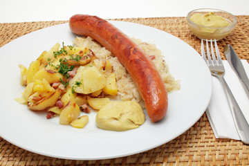 Krakauer Bratwurst, Sauerkraut, Bratkartoffeln