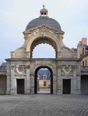 Fototapeta na wymiar Porte du Baptistère à Fontainebleau