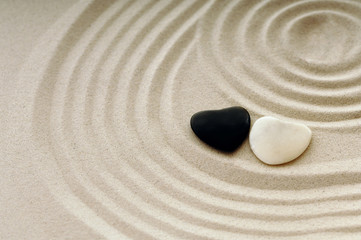 Fototapeta na wymiar Stones jak serca w piasek ze śladami