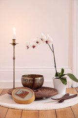 Orchidee, Kerze und Dekoration