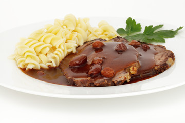 Rheinischer Sauerbraten mit Nudeln