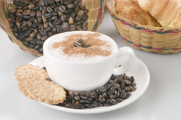 Capuchino con granos de café  y galletas