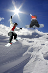 Fototapeta na wymiar Snowboardziści skacząc z błękitnego nieba