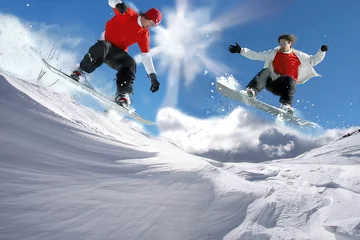 Crédence de cuisine en verre imprimé Sports dhiver Snowboarders jumping against blue sky