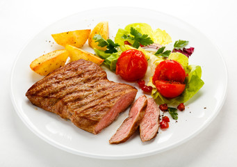 Grilled steak and vegetables