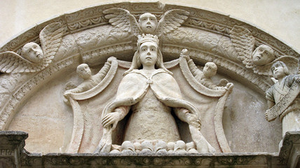 Lunetta con statua di Madonna in una strada di Galatina (Lecce)