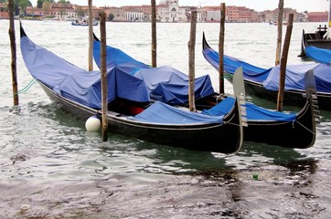 Fototapeta na wymiar Zacumowane gondole w Wenecji