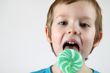 Kind mit Lolly