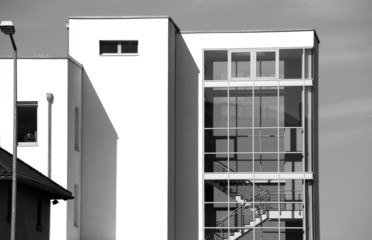 Fassade Bürogebäude mit Treppenhaus schwarzweiss