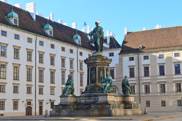 Fototapeta na wymiar Hofburg - Amalienburg i wewnętrzny dziedziniec