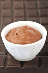 Mousse et tablette de chocolat