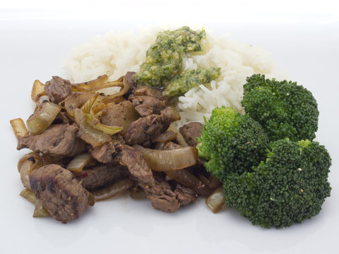Zwiebelfleisch mit Broccoli