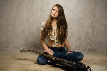 Obraz na płótnie Canvas Teenager girl with electric guitar