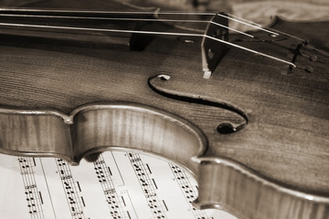 Close-up picture of the old violin with score