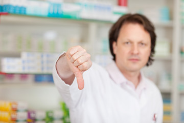apotheker zeigt daumen runter