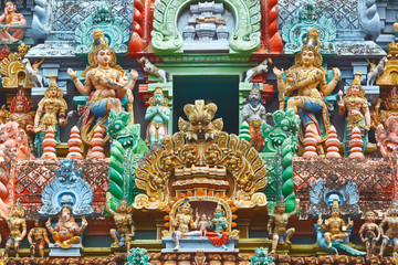 Fototapeta na wymiar Rze¼by na wieży świątyni hinduistycznej