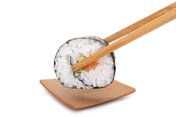 sushi et baguettes chinoises sur fond blanc