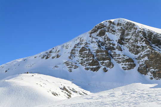 haut sommet de montagne sur une station de ski