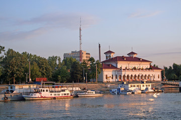 Fototapeta na wymiar Donaukreuzfahrt: Morgendliche Hafenszene in der Ukraine (Ismael)