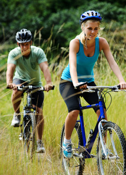 mountainbike couple outdoors