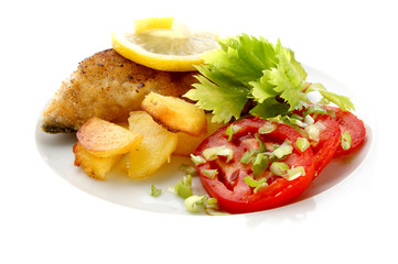 paniertes Karpfenfilet mit Röstkartoffeln