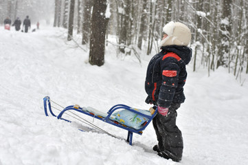 Мальчик на горке