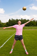 Frau mit Ball, woman with ball