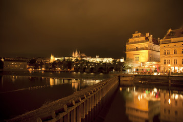 Fototapeta na wymiar Castle and Charles bridge in Prague at night time
