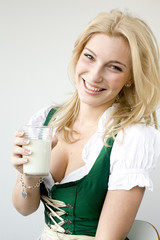 Mädchen im Dirndl trinkt Milch 18