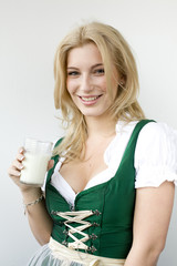 Mädchen im Dirndl trinkt Milch 14