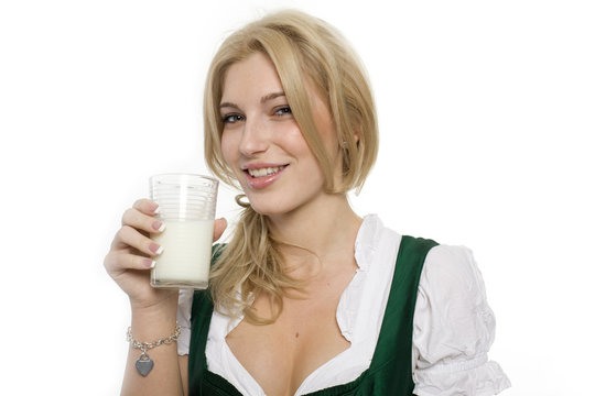 Mädchen im Dirndl trinkt Milch