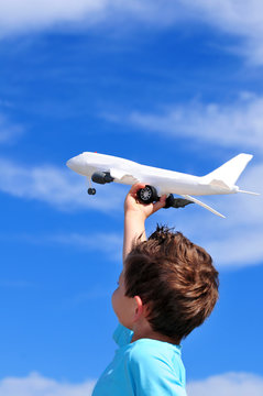 Kind mit Flugzeug