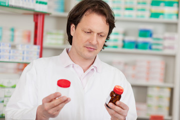 apotheker vergleicht medikamente