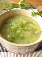 Fenchelcremesuppe mit gehacktem Fenchelgrün überstreut