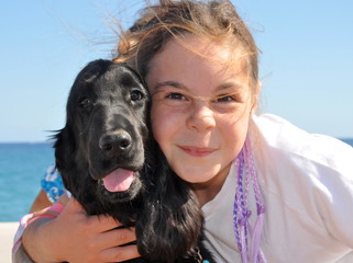 fillette et son chien cocker spaniel anglais en bord de mer