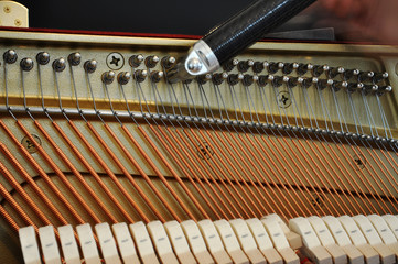 Adjusting the strings tension
