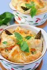 Pot pie filled with vegetables and shrimps