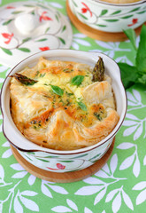 Pot pie filled with vegetables and shrimps