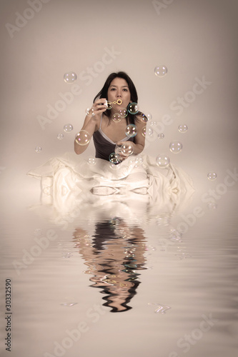 "femme bulles" photo libre de droits sur la banque d'images Fotolia.com