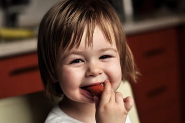 bébé mangeant saucisses