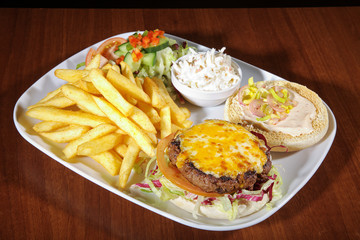 Cheeseburger Diner mit Pommes und Salat, quer
