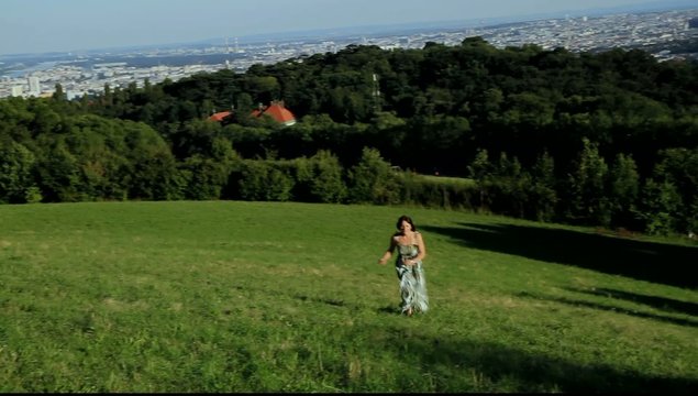 Frau l&auml;uft (Hintergrund Wien)