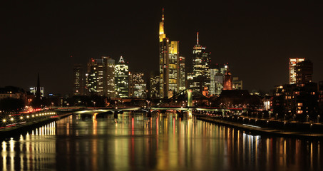 Fototapeta na wymiar Frankfurt Skyline bei Nacht