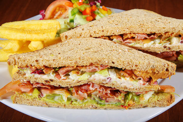 Toast Sandwich mit Speck, Käse, Salat und Pommes Nahaufnahme